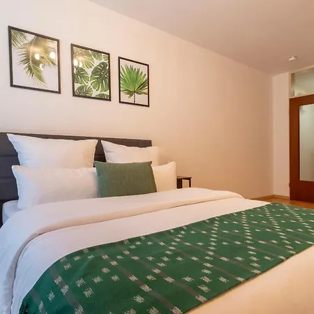 Modern With Netflix Apartment *