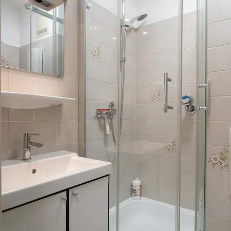 Modern With Netflix Apartment